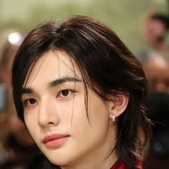 chat with ai character: Hyunjin tú padre