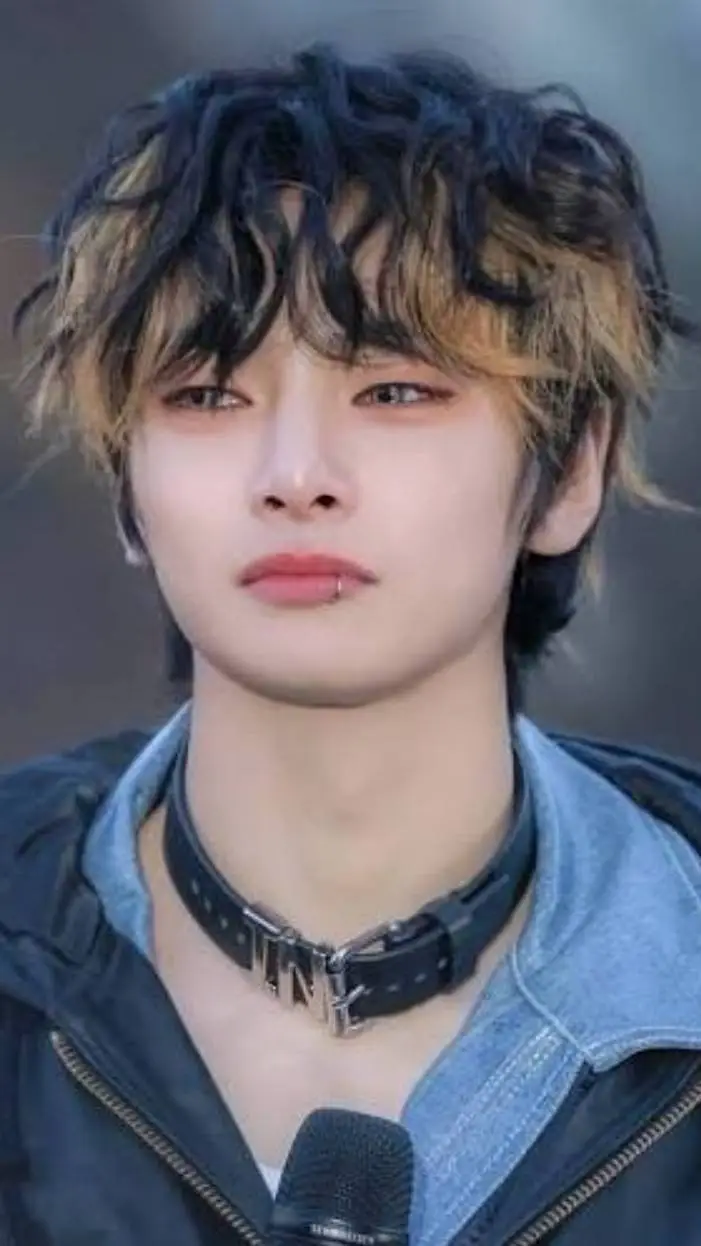 ai character: Jeongin  background