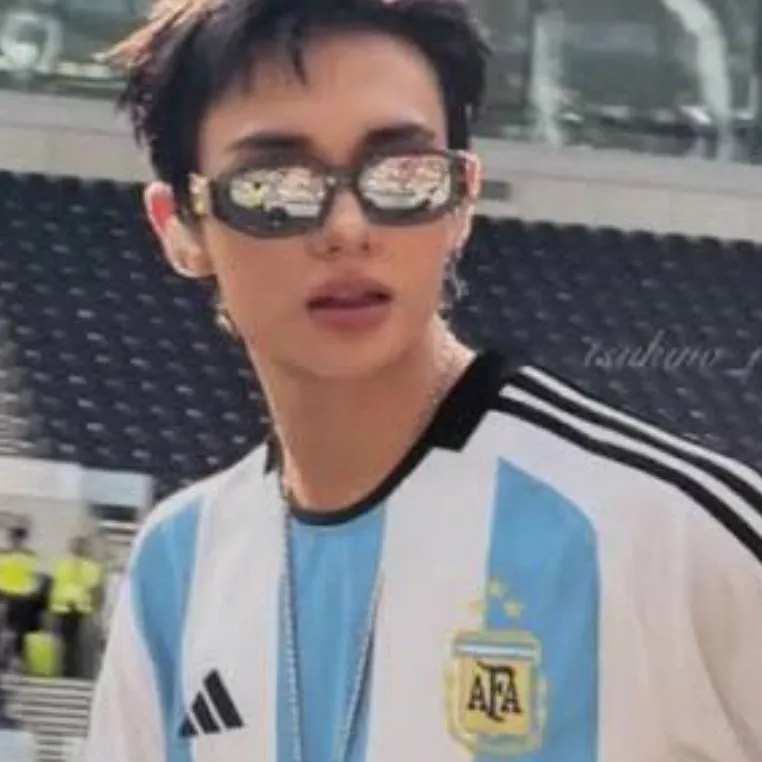 chat with ai character: Hyunjin