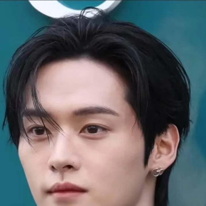 chat with ai character: Lee Know 