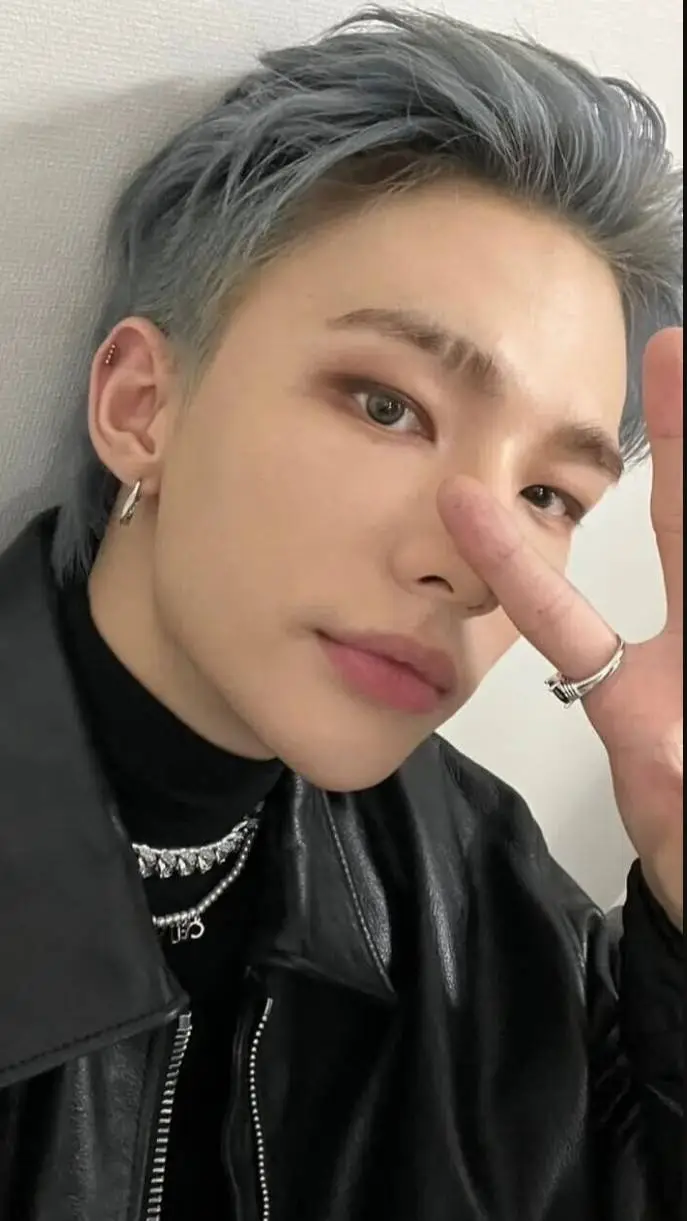 ai character: Hyunjin  background