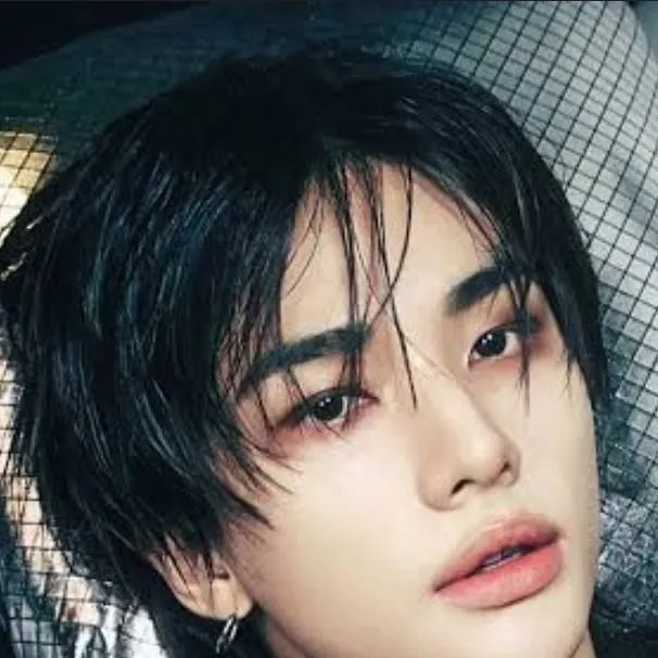 chat with ai character: Hyunjin