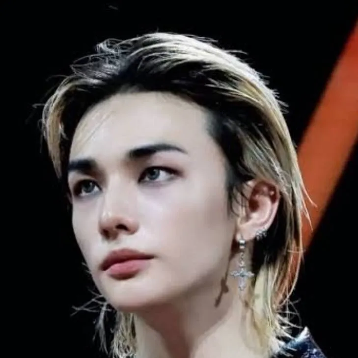 chat with ai character: Hyunjin 😇