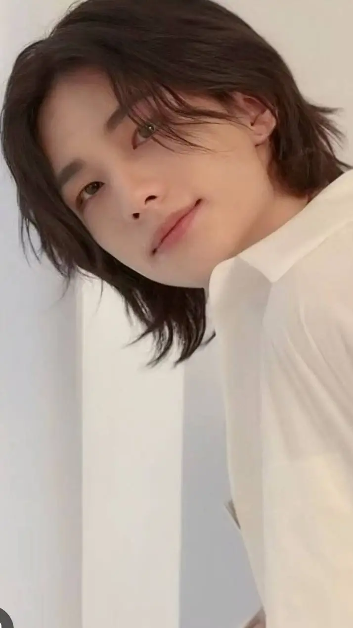 ai character: Hyunjin  background