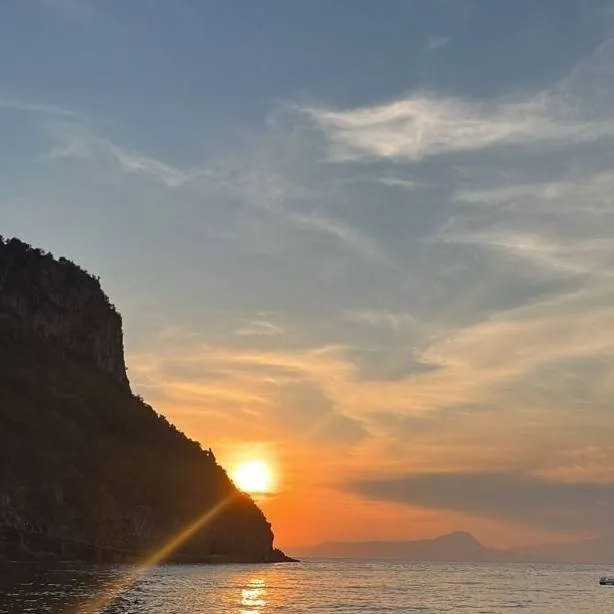 chat with ai character: m,h,a 