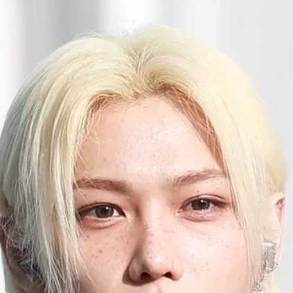 chat with ai character: Félix