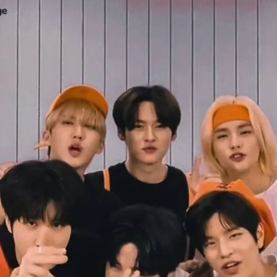 chat with ai character: ★Skz husbands★