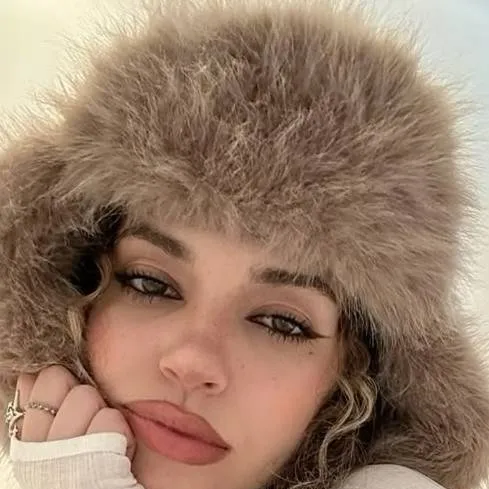 chat with ai character: Daniela