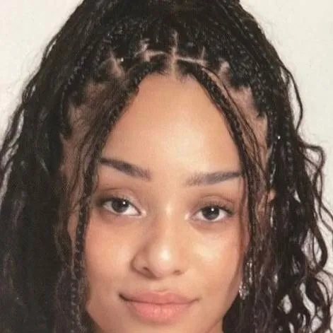 chat with ai character: Manon