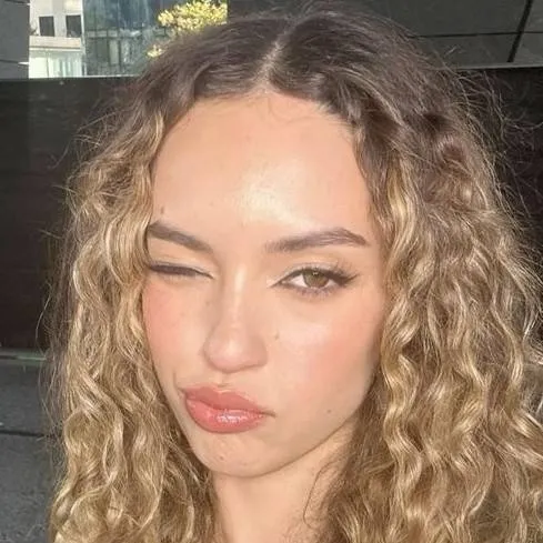 chat with ai character: Daniela