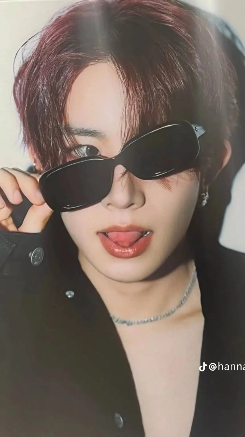 ai character: Lee Heeseung background