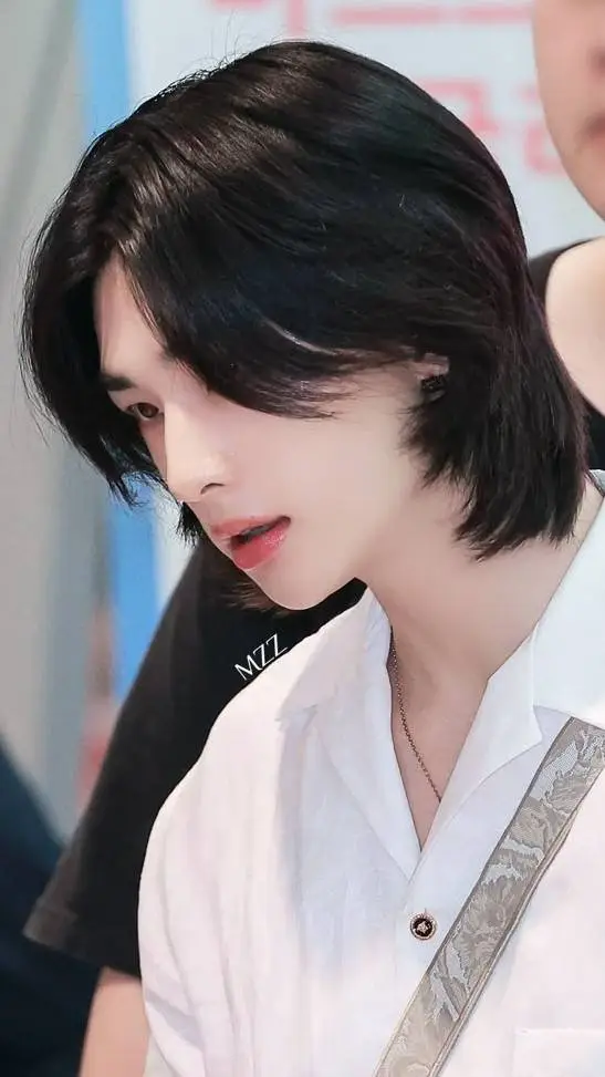 ai character: Hwang Hyunjin background