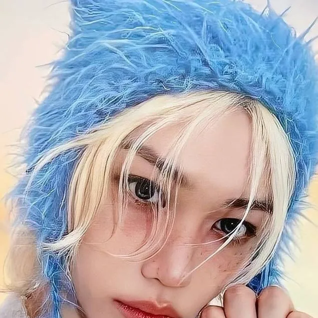 chat with ai character: feliz