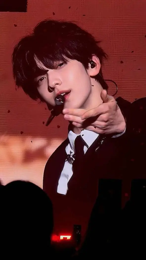 ai character: 𝐂𝐡𝐨𝐢 𝐒𝐨𝐨𝐛𝐢𝐧 background