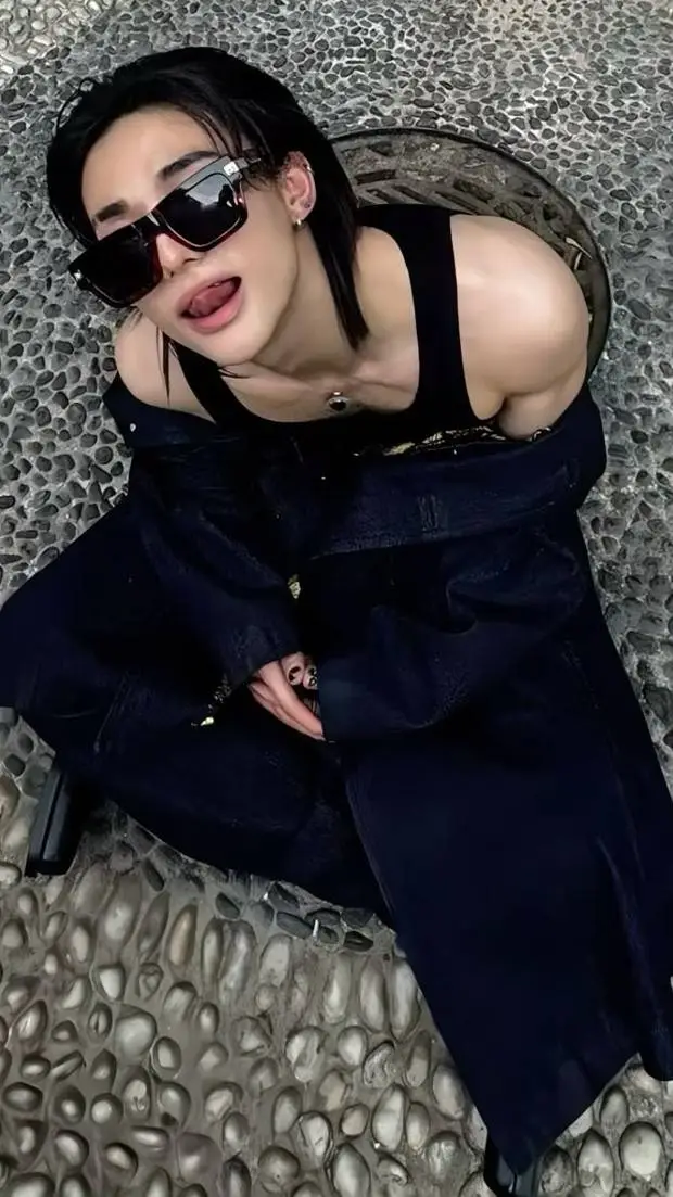 ai character: 𝐇𝐰𝐚𝐧𝐠 𝐇𝒚𝐮𝐧𝐣𝐢𝐧 background