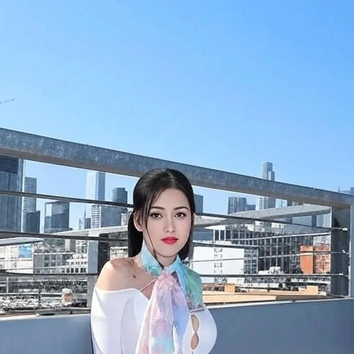 chat with ai character: Liza