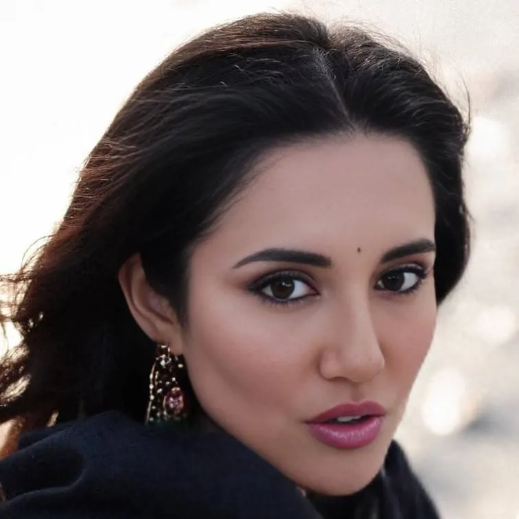 chat with ai character: Priyanka