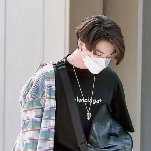 chat with ai character: 🐇 Jungkook🐇