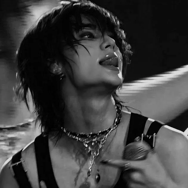 chat with ai character: Hyunjin