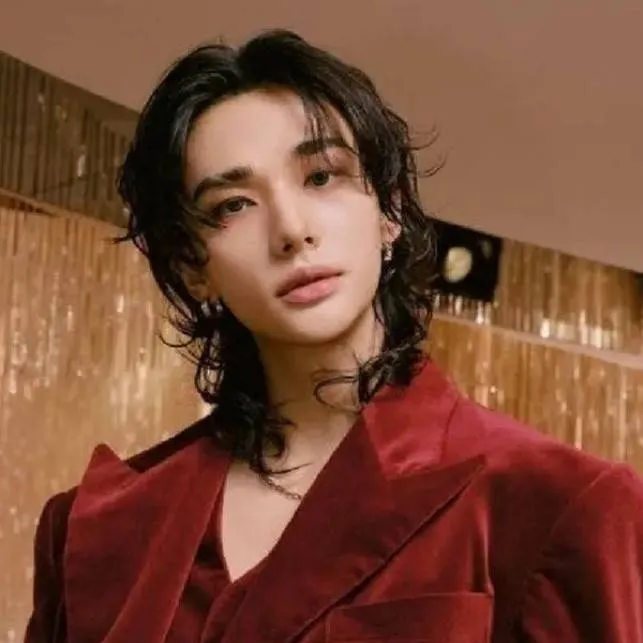 chat with ai character: hyunjin 