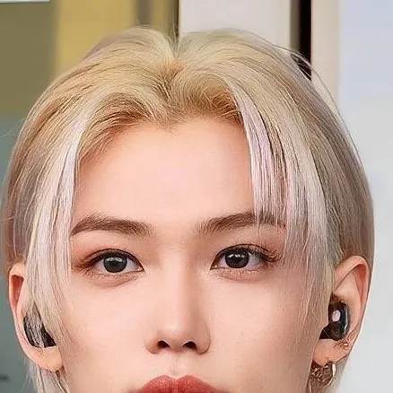 chat with ai character: Felix