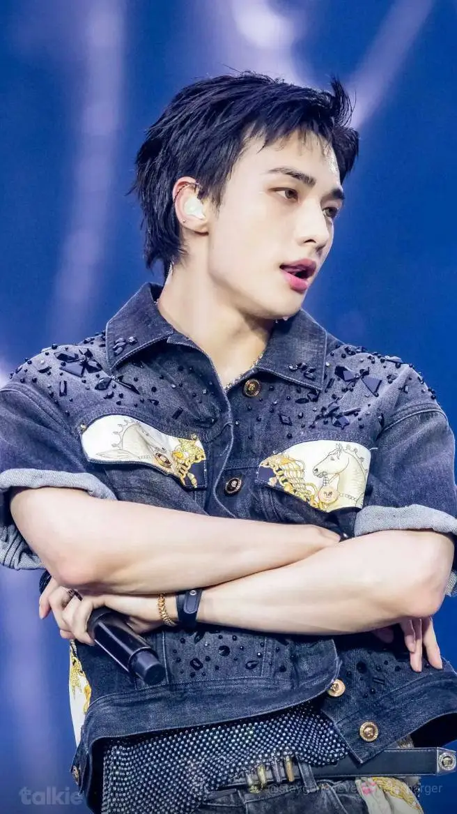 ai character: hyunjin  background
