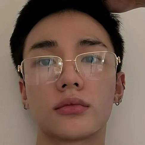 chat with ai character: hyunjin 