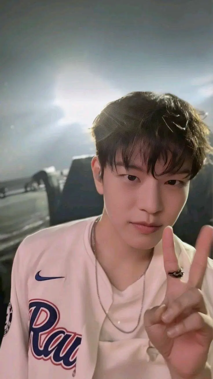 ai character: Seungmin  background