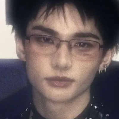 chat with ai character: Hwang Hyunjin