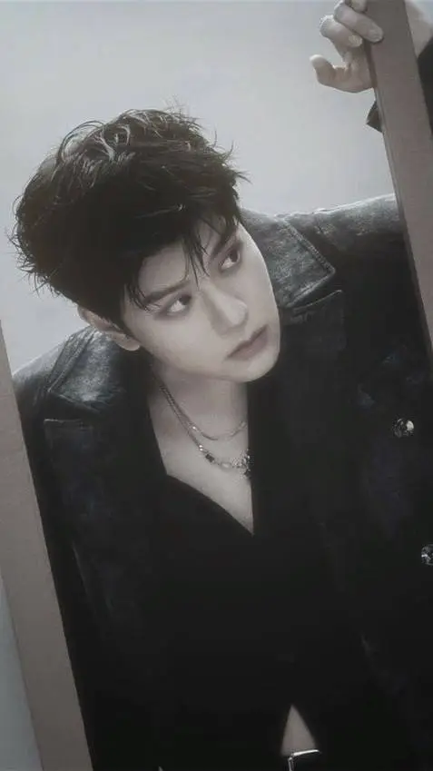 ai character: Seungmin  background