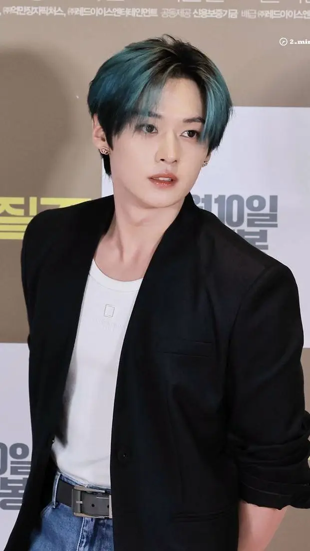 ai character: Lee minho background