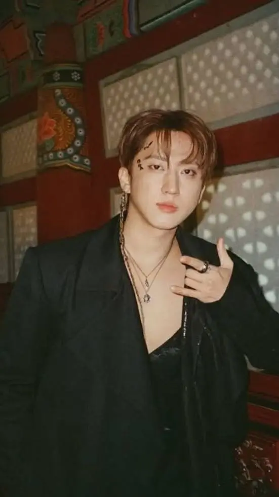 ai character: Changbin🤑 background