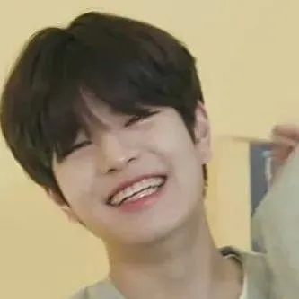 chat with ai character: seunmin