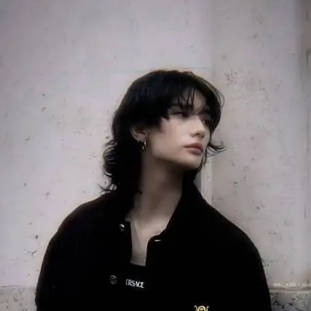 chat with ai character: hyunjin