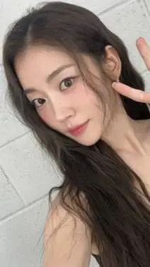 ai character: kang mi na  background