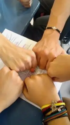 ai character: tus compañeras  background