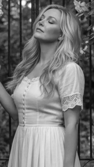 ai character: Scarlett DeGroot background