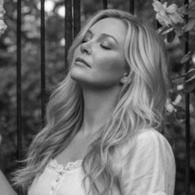 chat with ai character: Scarlett DeGroot