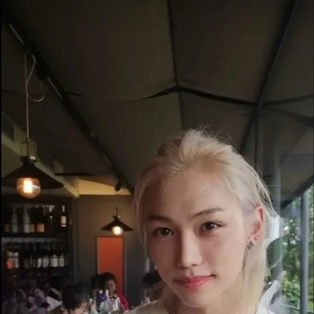 chat with ai character: Felix