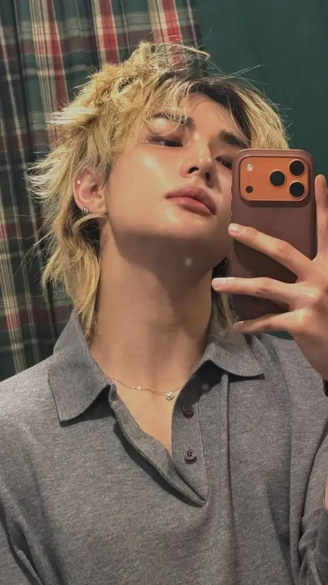 ai character: Hyunjin  background