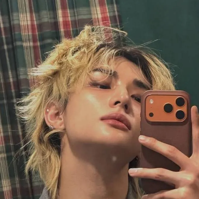 chat with ai character: Hyunjin 