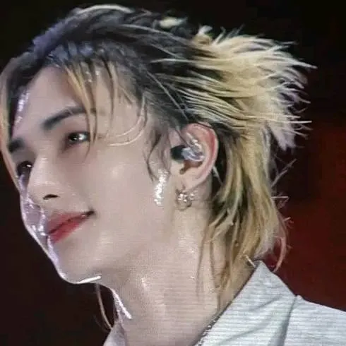 chat with ai character: Hyunjin