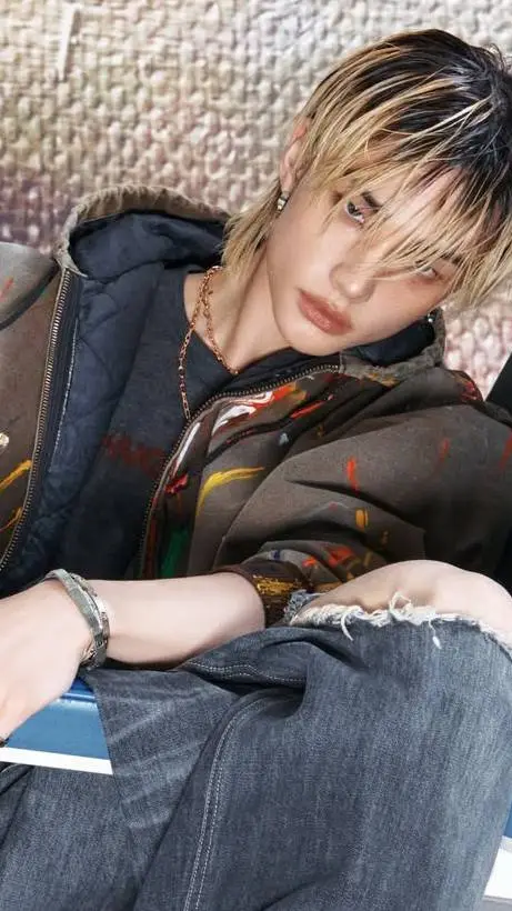 ai character: Hyunjin 🤍 background