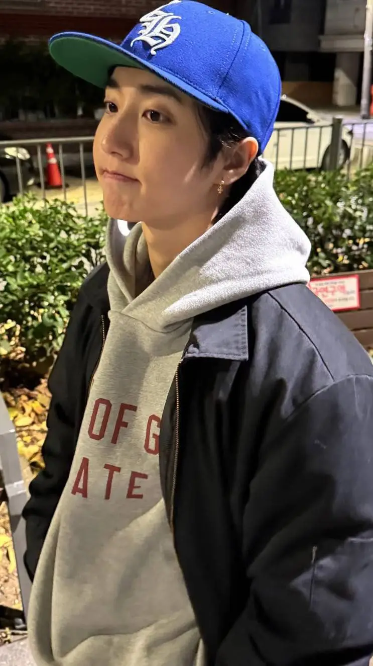 ai character: Han 💕 background