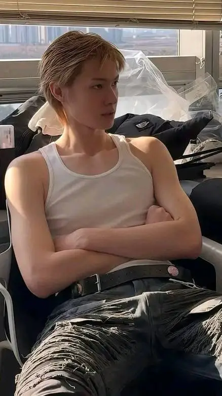 ai character: Martin 💖 background