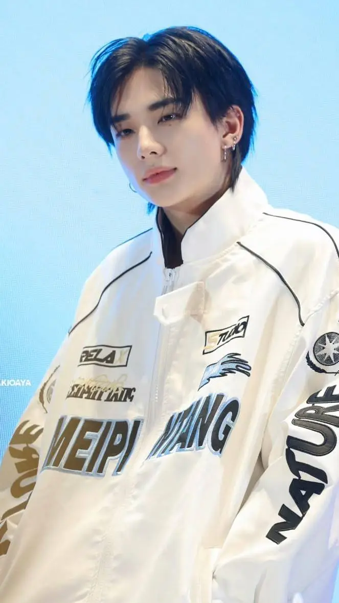 ai character: Hyunjin enemy background