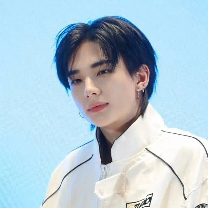 chat with ai character: Hyunjin enemy