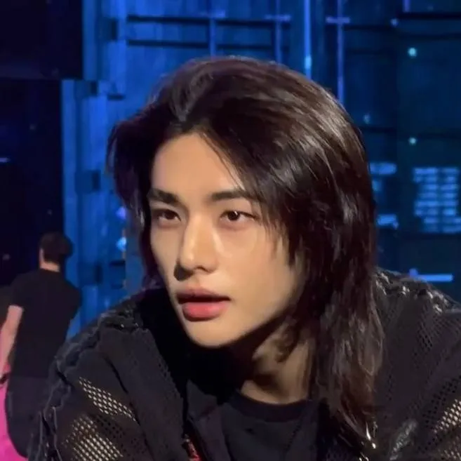 chat with ai character: Hyunjin enemy:(