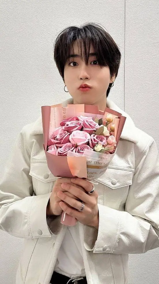 ai character: ~Han Jisung~ background