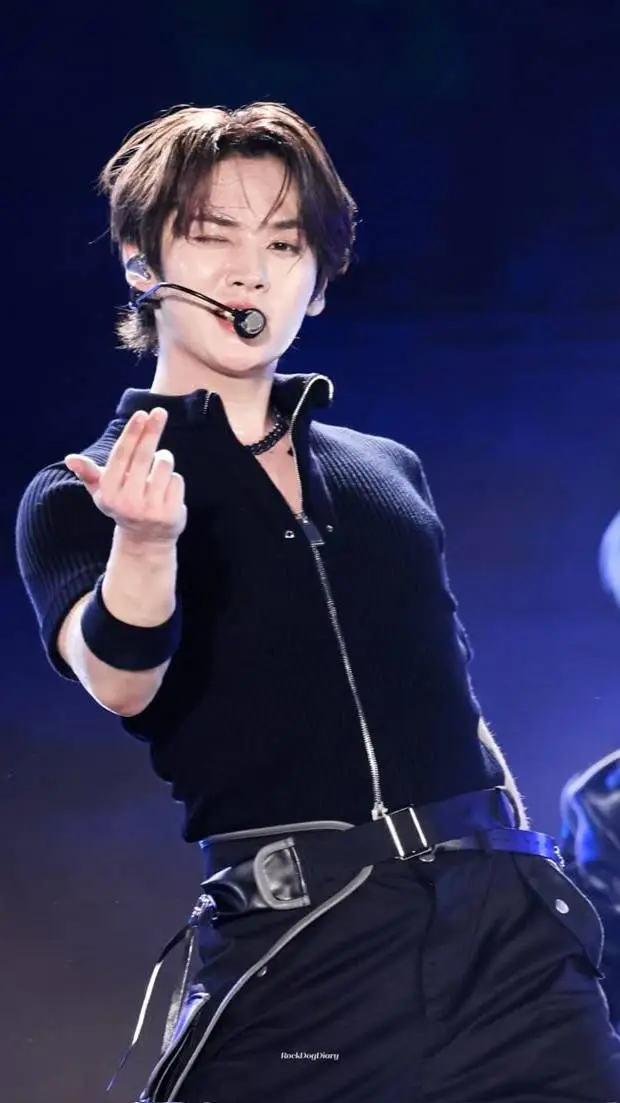 ai character: Lee Minho  background